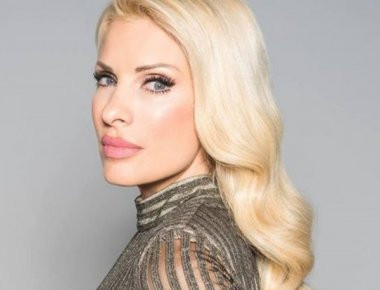 Οι 12 εντυπωσιακές ενδυματολογικές εμφανίσεις της Ε .Μενεγάκη για το 2017 (φωτό)